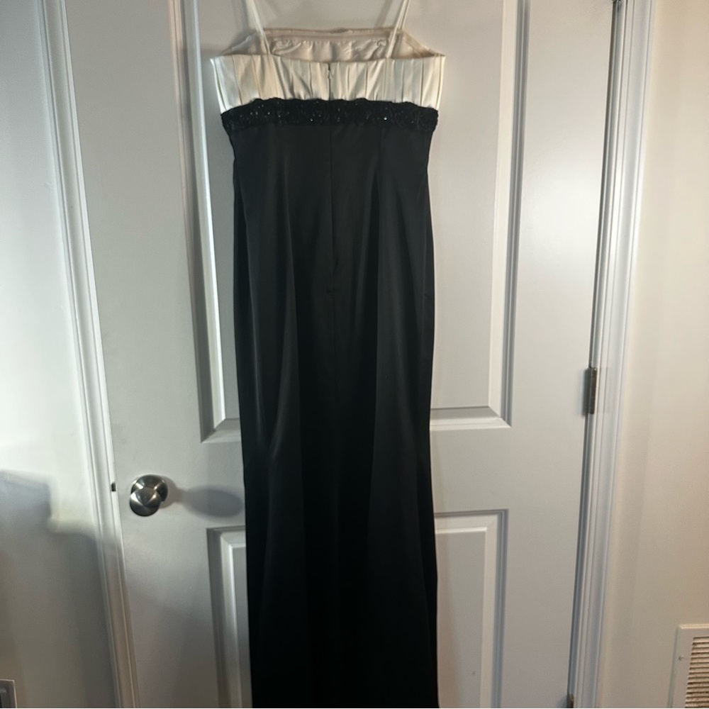 JS Collections Black & White Pleated Bodice Formal Gown Women’s Size 4 - Picture 15 of 16